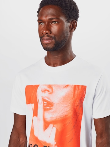 Coupe regular T-Shirt 'No Mercy' Mister Tee en blanc