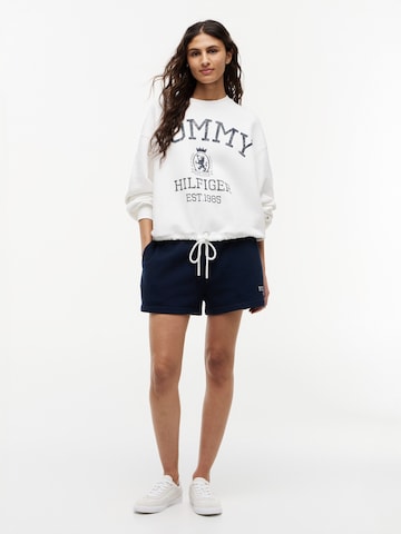 TOMMY HILFIGER Суичър 'VARSITY CREST' в бяло