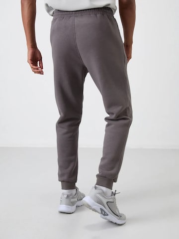 Tommy Life Tapered Workout Pants 'Jogginghose' in Grey