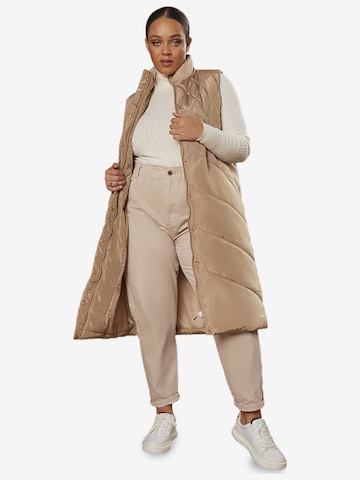 Gilet Chi Chi London en marron : devant