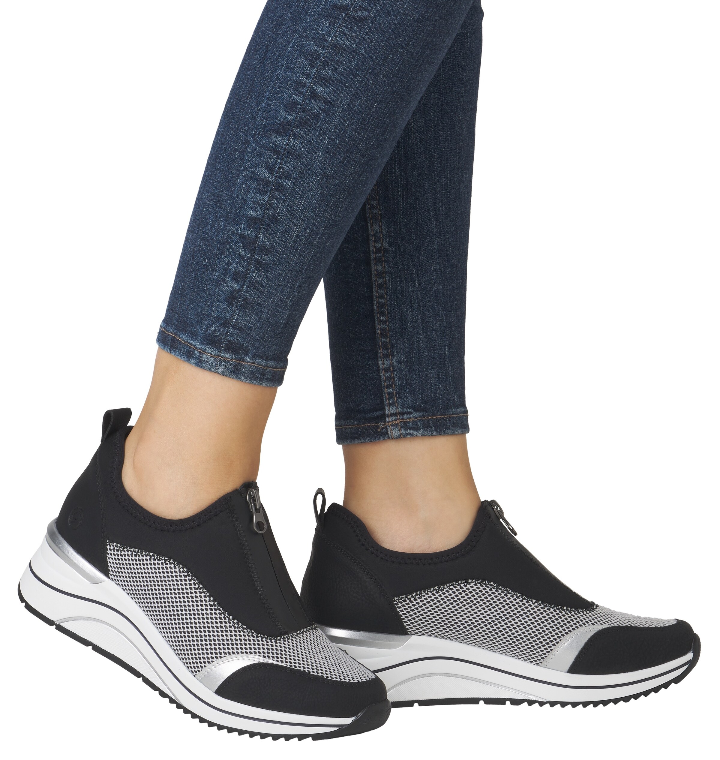 REMONTE Slip-Ons in Black