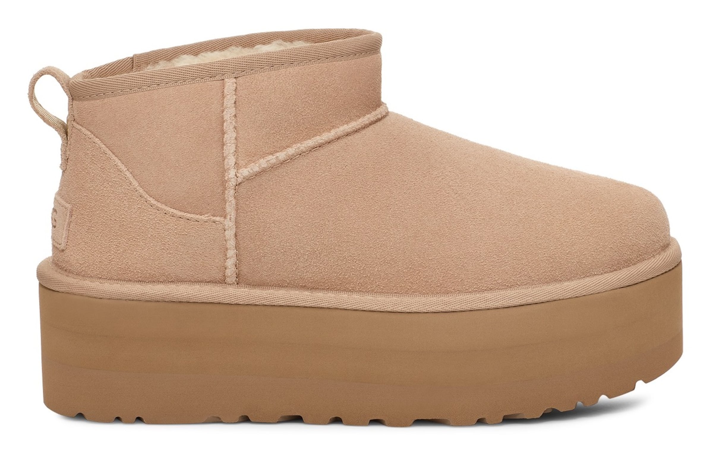 UGG - Botas 'Classic Ultra' em bege