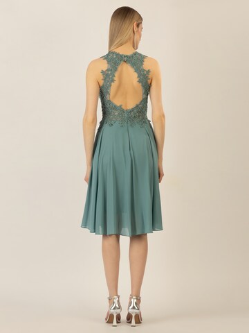 APART Kleid in Grün