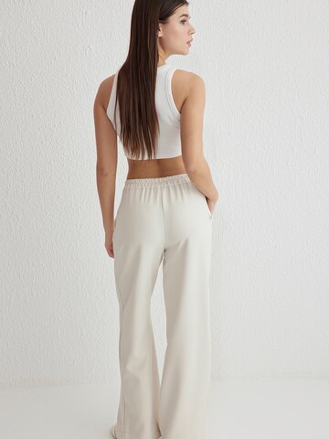 Trendyol Loosefit Kalhoty se sklady v pase – bílá