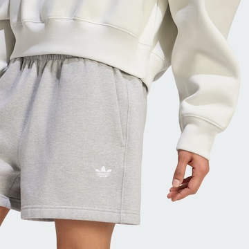 ADIDAS ORIGINALS - Loosefit Pantalón 'Essentials' en gris