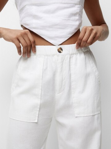 Largi Pantaloni de la Pull&Bear pe alb