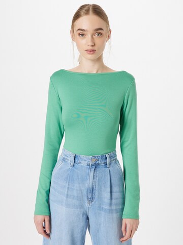 Tricou de la GAP pe verde: față