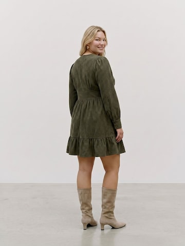 Vero Moda Curve Sukienka 'CELLY ' w kolorze zielony