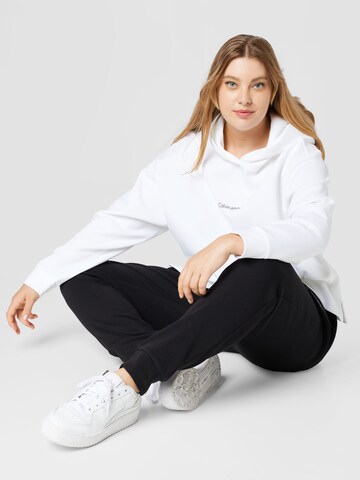 Sweat-shirt Calvin Klein Curve en blanc