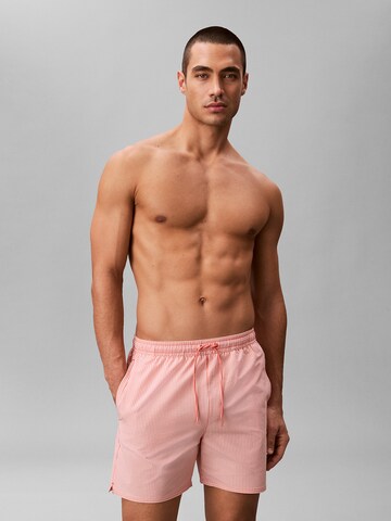 Shorts de bain 'Seersucker' Calvin Klein Swimwear en rose : devant