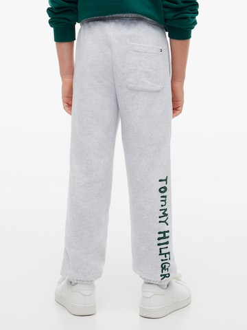 pilka TOMMY HILFIGER Siaurėjantis Kelnės: priekis