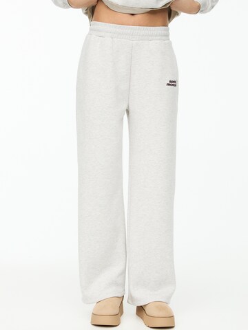 Pull&Bear Široký strih Nohavice - Sivá: predná strana