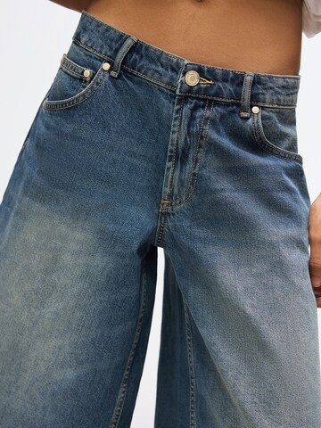 BershkaBaggy Traperice - plava boja