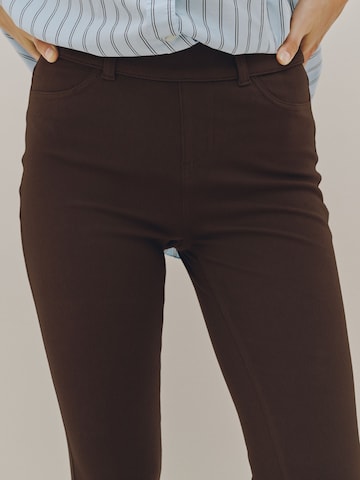 Bootcut Jeggings di Next in marrone