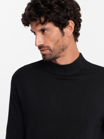 Pull-over 'OM-SWTN-0100' Ombre en noir