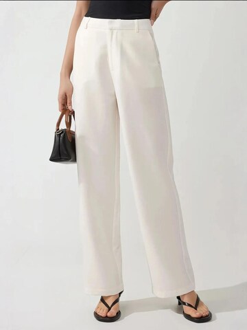 Loosefit Pantalon chino Hiccup en blanc : devant