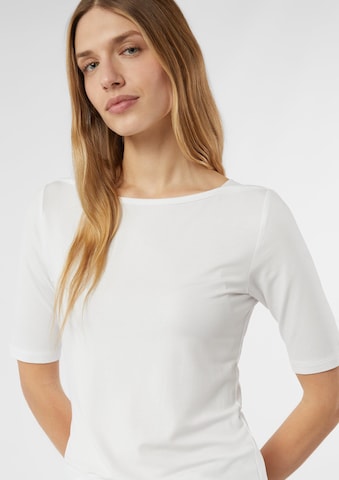 Tricou de la COMMA pe alb