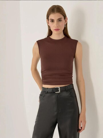 Hiccup Top in Brown: front