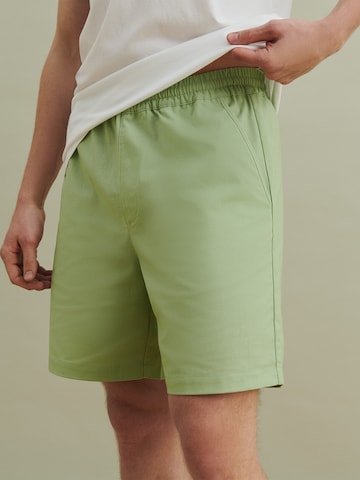 DAN FOX APPAREL Lużny krój Spodnie 'Charlie' w kolorze zielony