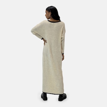 Elara Strikkjole i beige