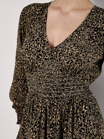Robe Apricot en vert