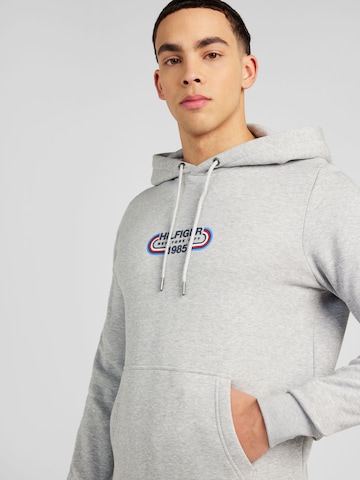 TOMMY HILFIGER Sweatshirt i grå