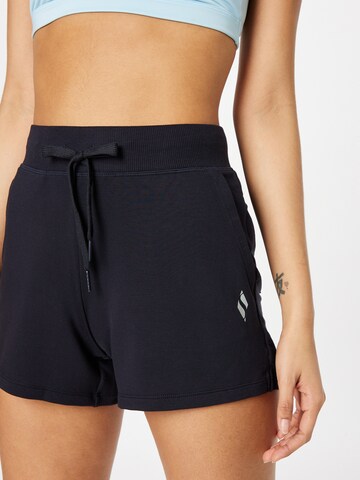 SKECHERS Regular Sportshorts in Schwarz