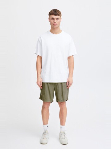 Regular Pantalon chino 'Frevne' !Solid en vert