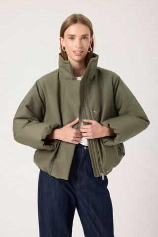 SOAKED IN LUXURY Tussenjas 'Alicie' in Groen: voorkant