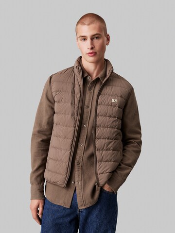 Gilet Calvin Klein Jeans en marron : devant