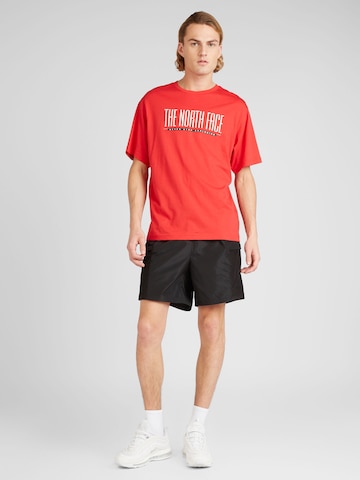 THE NORTH FACE Bluser & t-shirts 'EST 1966' i rød