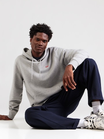 LEVI'S ® Regular fit Tréning póló 'Original Housemark' - szürke: elől