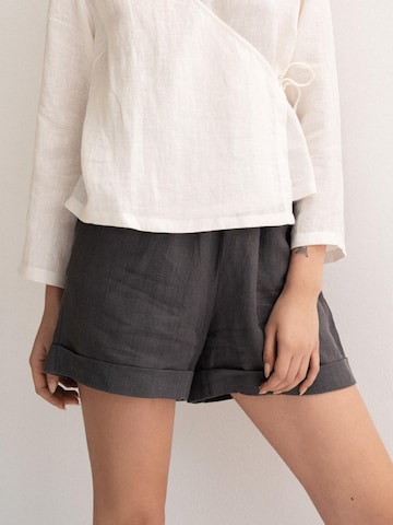 Loosefit Pantaloni 'Mia' di AmourLinen in grigio: frontale