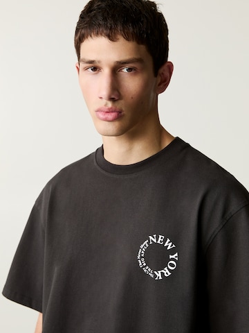 T-Shirt 'CAMISETA MC CITY MC NEW YORK' Pull&Bear en noir