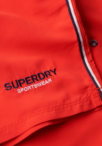 Superdry Badeshorts in Rot