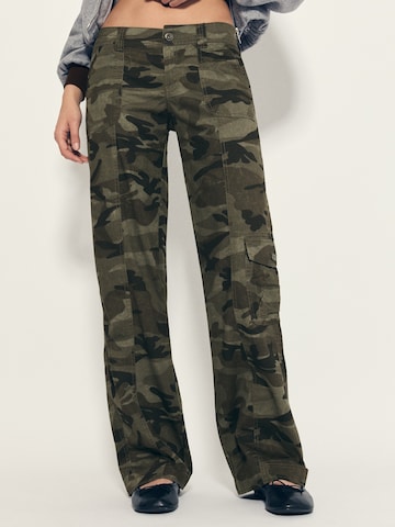 Regular Pantalon cargo Bershka en vert : devant