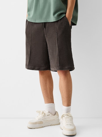 Bershka Loosefit Shorts in Braun: predná strana