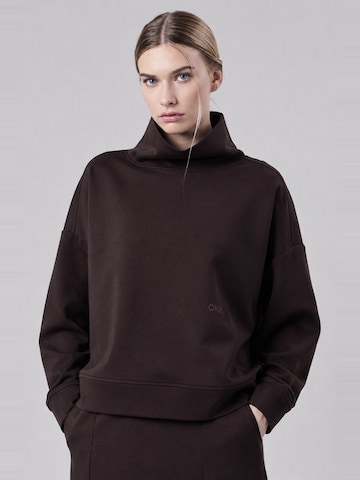 OWN Off With NatureSweater majica 'Felpa Collo Alto Loose Fit in Interlock Wood' - smeđa boja: prednji dio