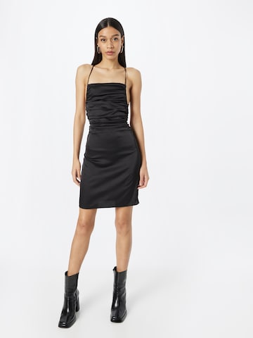 Rochie de la Monki pe negru: față