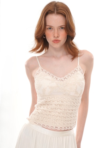 yoligex Top 'Cream Scalloped V Neck Floral Lace Cami Top, Multi-Layer Ruffled Lace Slim Fit Cropped Tank Top' in Beige: front