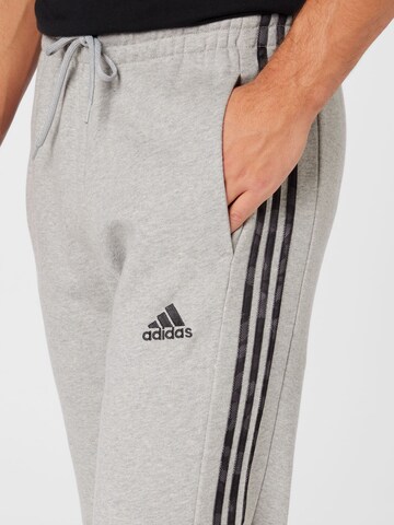 ADIDAS SPORTSWEAR - Regular Calças de desporto 'Essentials French Terry Tapered Elastic Cuff 3-Stripes' em cinzento