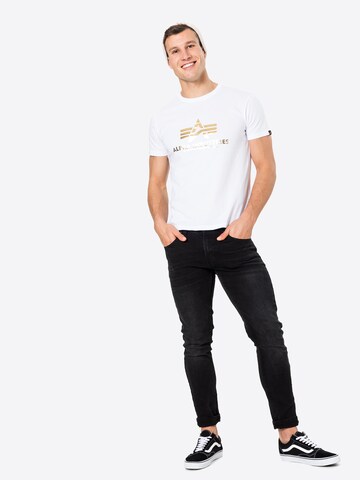 Coupe regular T-Shirt ALPHA INDUSTRIES en blanc