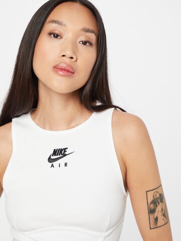 Top de la Nike Sportswear pe alb