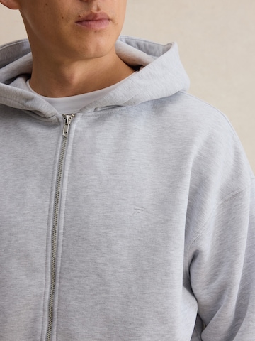 DAN FOX APPAREL Кофта на молнии 'Fabian' в Серый