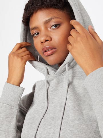 Sweat-shirt 'Alisa' WEEKDAY en gris