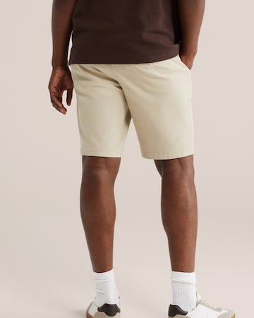 WE Fashion - regular Pantalón chino en beige: frente