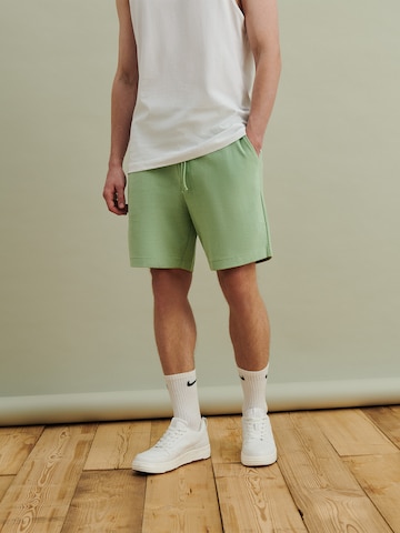 DAN FOX APPAREL - regular Pantalón 'Miko' en verde: frente