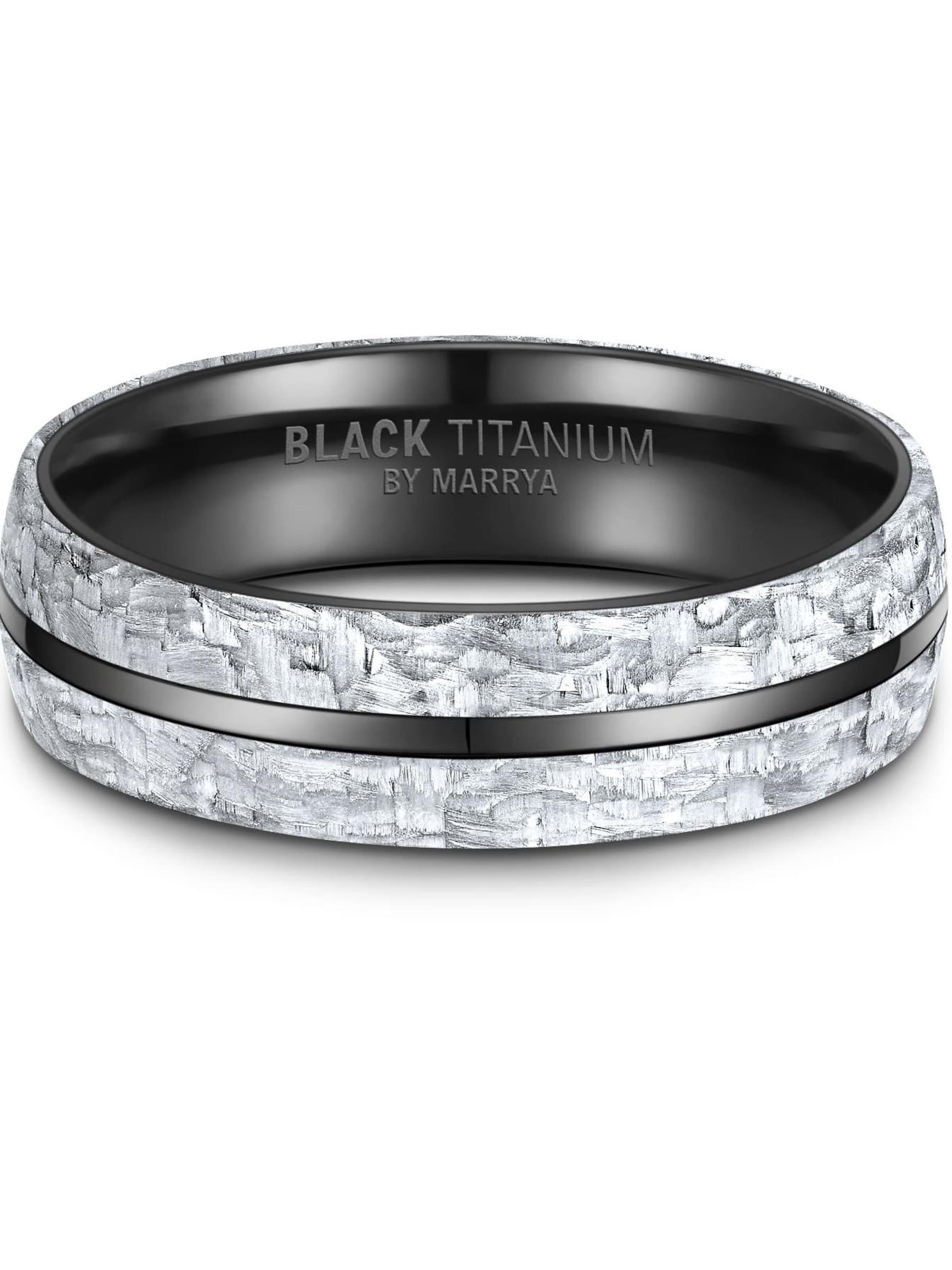 Anello 'MARRYA Ehering BT-11 aus Black Titanium – „BLACK & WHITE“ Kollektion' di MARRYA in bianco