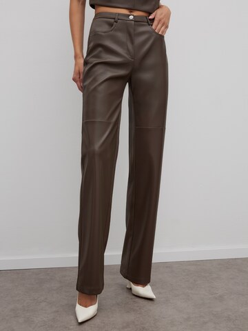 RÆRE by Lorena Rae Boot cut Trousers in Brown: front
