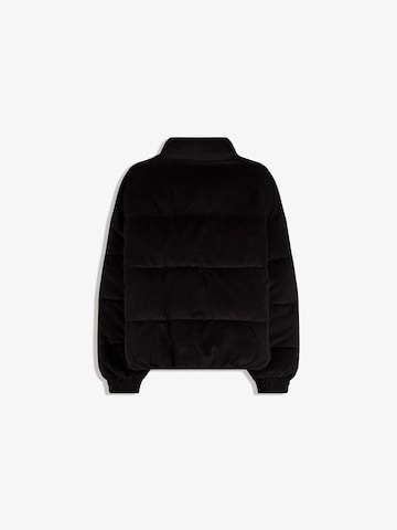 Bershka Přechodná bunda – černá